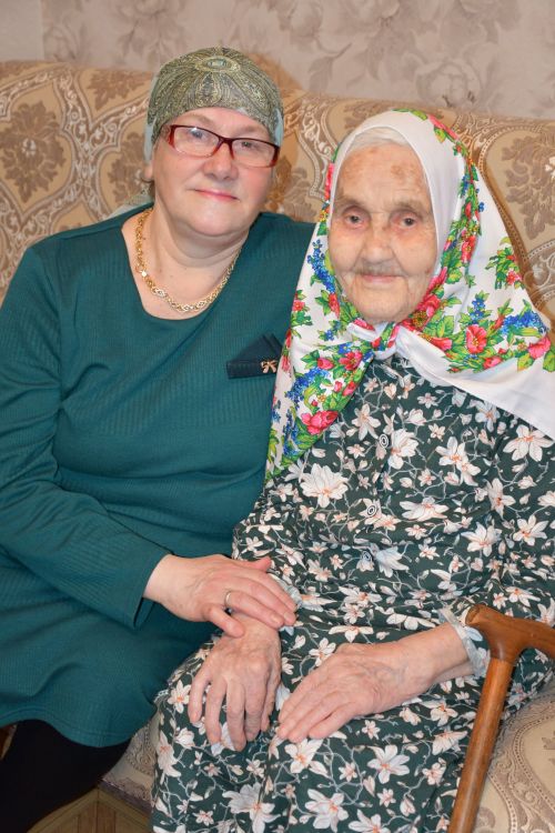 Түбән Урысбага авылында туып-үскән, гомер буе колхозда намуслы хезмәт куйган, алты бала үстергән Зөлхия Хәкимова үзенең 100 яшьлек юбилеен билгели