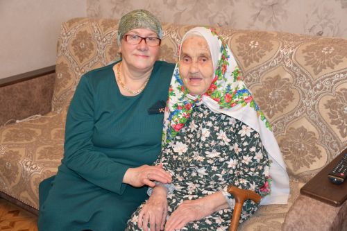 Түбән Урысбага авылында туып-үскән, гомер буе колхозда намуслы хезмәт куйган, алты бала үстергән Зөлхия Хәкимова үзенең 100 яшьлек юбилеен билгели