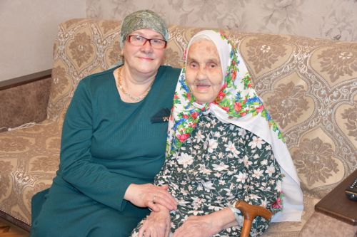 Түбән Урысбага авылында туып-үскән, гомер буе колхозда намуслы хезмәт куйган, алты бала үстергән Зөлхия Хәкимова үзенең 100 яшьлек юбилеен билгели