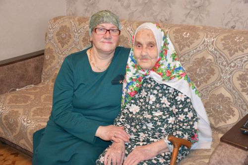 Түбән Урысбага авылында туып-үскән, гомер буе колхозда намуслы хезмәт куйган, алты бала үстергән Зөлхия Хәкимова үзенең 100 яшьлек юбилеен билгели