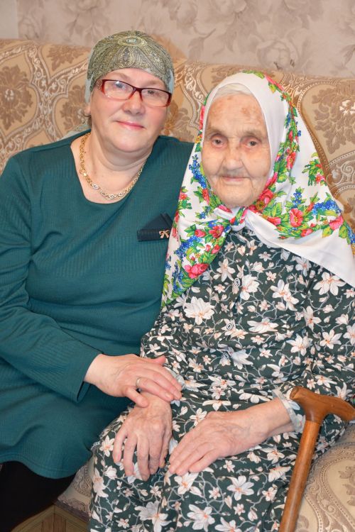 Түбән Урысбага авылында туып-үскән, гомер буе колхозда намуслы хезмәт куйган, алты бала үстергән Зөлхия Хәкимова үзенең 100 яшьлек юбилеен билгели