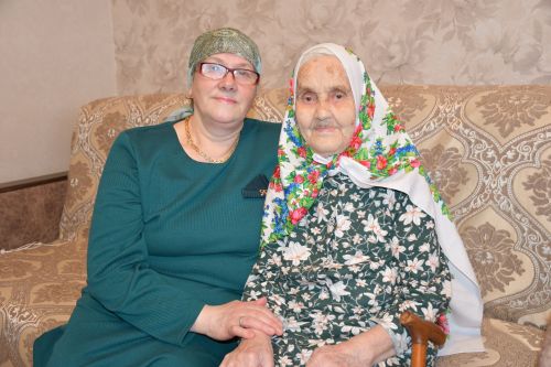 Түбән Урысбага авылында туып-үскән, гомер буе колхозда намуслы хезмәт куйган, алты бала үстергән Зөлхия Хәкимова үзенең 100 яшьлек юбилеен билгели