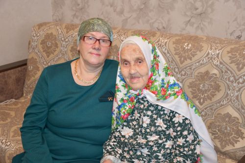 Түбән Урысбага авылында туып-үскән, гомер буе колхозда намуслы хезмәт куйган, алты бала үстергән Зөлхия Хәкимова үзенең 100 яшьлек юбилеен билгели
