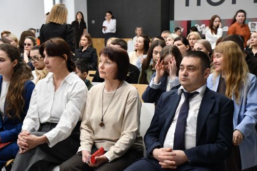 "Порт" яшьләр үзәгендә "Гаилә автобусы" проекты кысаларында белгечләр катнашында очрашу