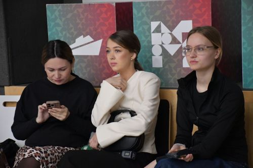 "Порт" яшьләр үзәгендә "Гаилә автобусы" проекты кысаларында белгечләр катнашында очрашу