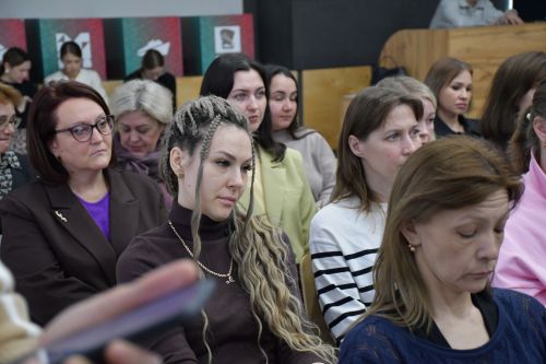 "Порт" яшьләр үзәгендә "Гаилә автобусы" проекты кысаларында белгечләр катнашында очрашу