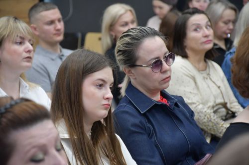 "Порт" яшьләр үзәгендә "Гаилә автобусы" проекты кысаларында белгечләр катнашында очрашу