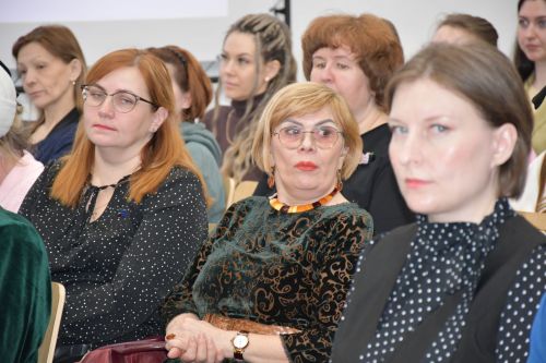 "Порт" яшьләр үзәгендә "Гаилә автобусы" проекты кысаларында белгечләр катнашында очрашу