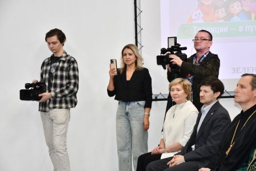 "Порт" яшьләр үзәгендә "Гаилә автобусы" проекты кысаларында белгечләр катнашында очрашу