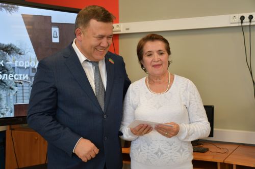 "Ак Барс" Суднолар төзү корпорациясе" генераль директоры Ренат Мистахов «Өмет» волонтерлар штабы активистларын бүләкләде