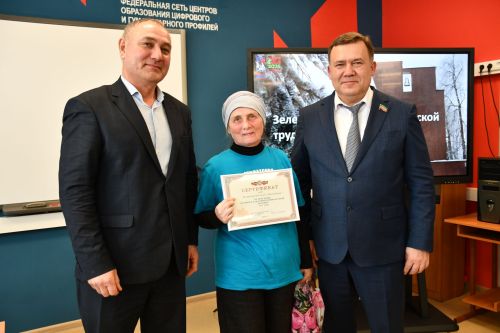 "Ак Барс" Суднолар төзү корпорациясе" генераль директоры Ренат Мистахов «Өмет» волонтерлар штабы активистларын бүләкләде