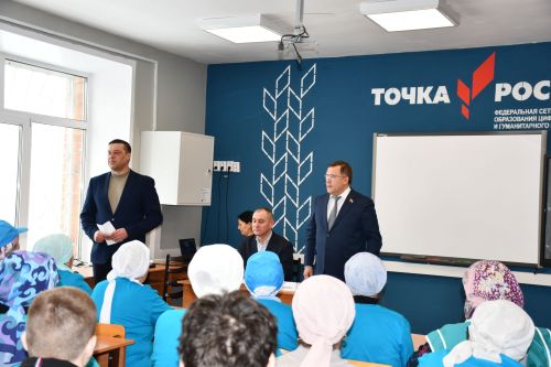 "Ак Барс" Суднолар төзү корпорациясе" генераль директоры Ренат Мистахов «Өмет» волонтерлар штабы активистларын бүләкләде