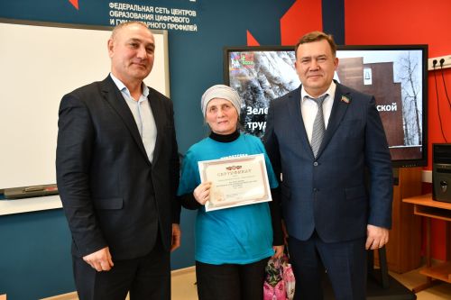 "Ак Барс" Суднолар төзү корпорациясе" генераль директоры Ренат Мистахов «Өмет» волонтерлар штабы активистларын бүләкләде