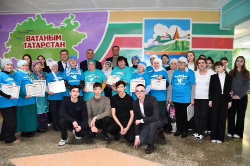 "Ак Барс" Суднолар төзү корпорациясе" генераль директоры Ренат Мистахов «Өмет» волонтерлар штабы активистларын бүләкләде