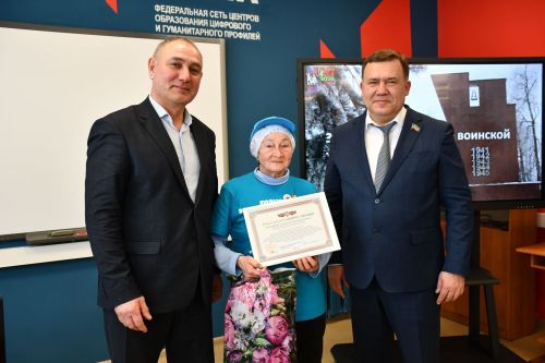 "Ак Барс" Суднолар төзү корпорациясе" генераль директоры Ренат Мистахов «Өмет» волонтерлар штабы активистларын бүләкләде