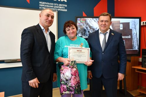 "Ак Барс" Суднолар төзү корпорациясе" генераль директоры Ренат Мистахов «Өмет» волонтерлар штабы активистларын бүләкләде