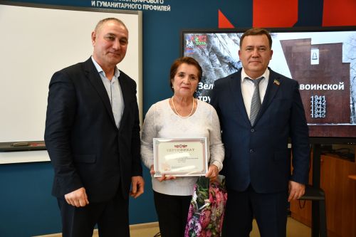 "Ак Барс" Суднолар төзү корпорациясе" генераль директоры Ренат Мистахов «Өмет» волонтерлар штабы активистларын бүләкләде