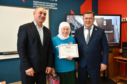"Ак Барс" Суднолар төзү корпорациясе" генераль директоры Ренат Мистахов «Өмет» волонтерлар штабы активистларын бүләкләде
