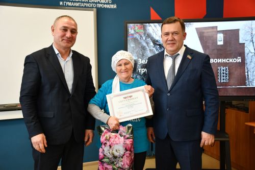 "Ак Барс" Суднолар төзү корпорациясе" генераль директоры Ренат Мистахов «Өмет» волонтерлар штабы активистларын бүләкләде