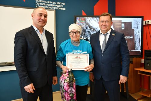 "Ак Барс" Суднолар төзү корпорациясе" генераль директоры Ренат Мистахов «Өмет» волонтерлар штабы активистларын бүләкләде
