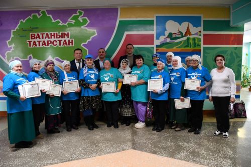 "Ак Барс" Суднолар төзү корпорациясе" генераль директоры Ренат Мистахов «Өмет» волонтерлар штабы активистларын бүләкләде