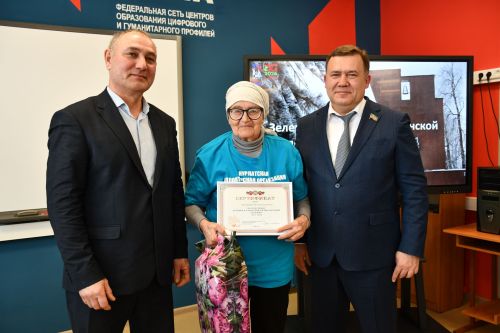 "Ак Барс" Суднолар төзү корпорациясе" генераль директоры Ренат Мистахов «Өмет» волонтерлар штабы активистларын бүләкләде