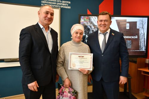 "Ак Барс" Суднолар төзү корпорациясе" генераль директоры Ренат Мистахов «Өмет» волонтерлар штабы активистларын бүләкләде