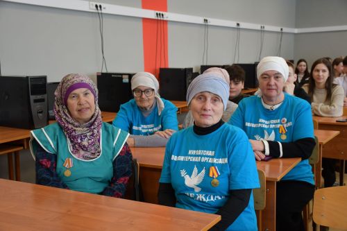 "Ак Барс" Суднолар төзү корпорациясе" генераль директоры Ренат Мистахов «Өмет» волонтерлар штабы активистларын бүләкләде