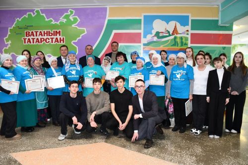 "Ак Барс" Суднолар төзү корпорациясе" генераль директоры Ренат Мистахов «Өмет» волонтерлар штабы активистларын бүләкләде