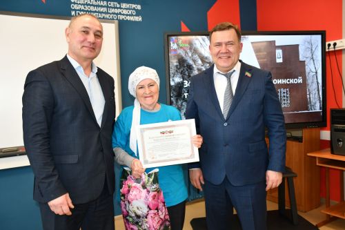 "Ак Барс" Суднолар төзү корпорациясе" генераль директоры Ренат Мистахов «Өмет» волонтерлар штабы активистларын бүләкләде