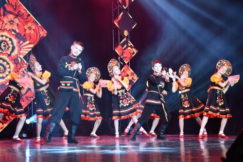 Музыкаль театрда гүзәл затларны якынлашып килүче 8 март бәйрәме белән котладылар