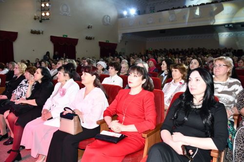 Музыкаль театрда гүзәл затларны якынлашып килүче 8 март бәйрәме белән котладылар