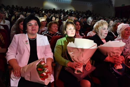 Музыкаль театрда гүзәл затларны якынлашып килүче 8 март бәйрәме белән котладылар