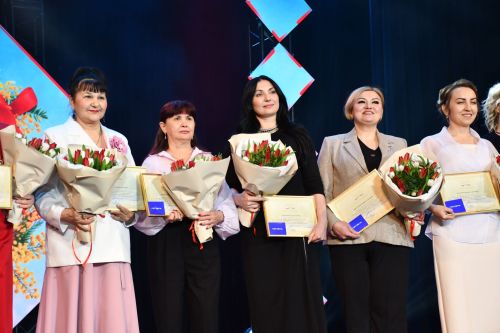 Музыкаль театрда гүзәл затларны якынлашып килүче 8 март бәйрәме белән котладылар