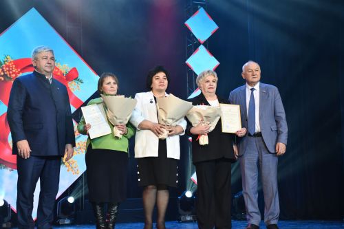 Музыкаль театрда гүзәл затларны якынлашып килүче 8 март бәйрәме белән котладылар
