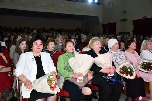 Музыкаль театрда гүзәл затларны якынлашып килүче 8 март бәйрәме белән котладылар