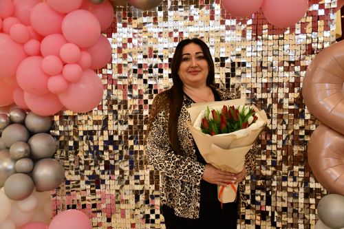 Музыкаль театрда гүзәл затларны якынлашып килүче 8 март бәйрәме белән котладылар