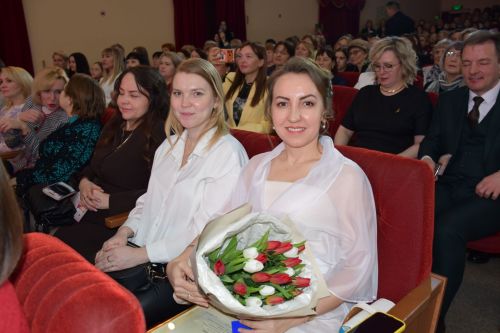 Музыкаль театрда гүзәл затларны якынлашып килүче 8 март бәйрәме белән котладылар
