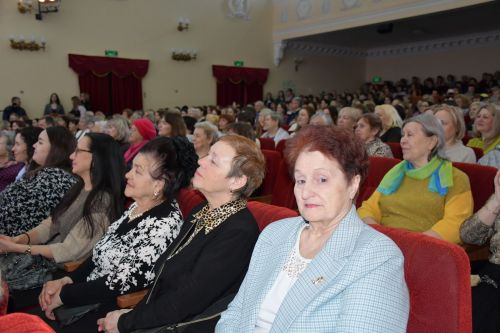 Музыкаль театрда гүзәл затларны якынлашып килүче 8 март бәйрәме белән котладылар