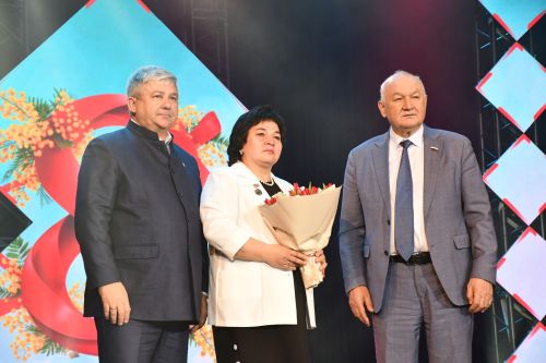 Музыкаль театрда гүзәл затларны якынлашып килүче 8 март бәйрәме белән котладылар