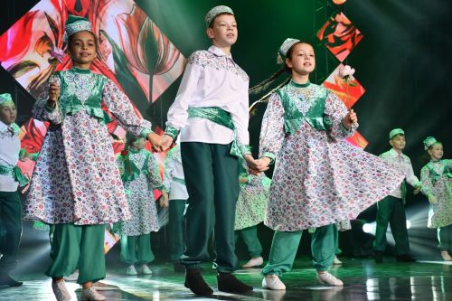 Музыкаль театрда гүзәл затларны якынлашып килүче 8 март бәйрәме белән котладылар