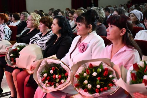 Музыкаль театрда гүзәл затларны якынлашып килүче 8 март бәйрәме белән котладылар