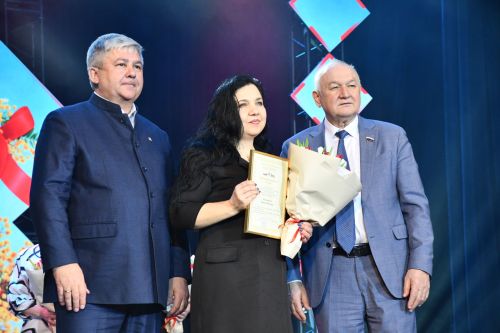 Музыкаль театрда гүзәл затларны якынлашып килүче 8 март бәйрәме белән котладылар