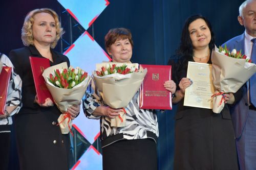Музыкаль театрда гүзәл затларны якынлашып килүче 8 март бәйрәме белән котладылар