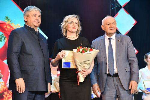 Музыкаль театрда гүзәл затларны якынлашып килүче 8 март бәйрәме белән котладылар
