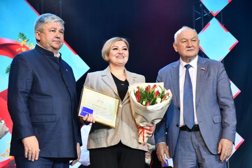 Музыкаль театрда гүзәл затларны якынлашып килүче 8 март бәйрәме белән котладылар