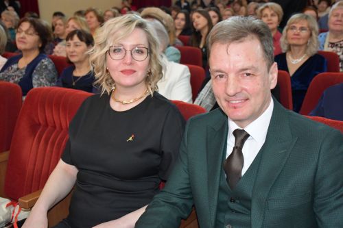 Музыкаль театрда гүзәл затларны якынлашып килүче 8 март бәйрәме белән котладылар