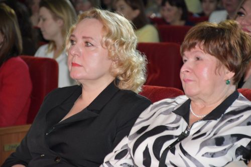 Музыкаль театрда гүзәл затларны якынлашып килүче 8 март бәйрәме белән котладылар