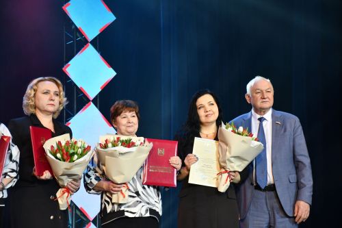 Музыкаль театрда гүзәл затларны якынлашып килүче 8 март бәйрәме белән котладылар