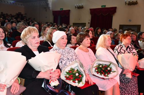 Музыкаль театрда гүзәл затларны якынлашып килүче 8 март бәйрәме белән котладылар